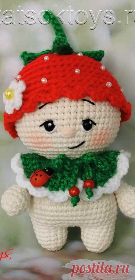 PDF Малышка Клубничка крючком. FREE crochet pattern; Аmigurumi doll patterns. Амигуруми схемы и описания на русском. Вязаные игрушки и поделки своими руками #amimore - маленькая кукла в наряде клубнички, пупс в костюме клубники, куколка, пупсик, мальчик.