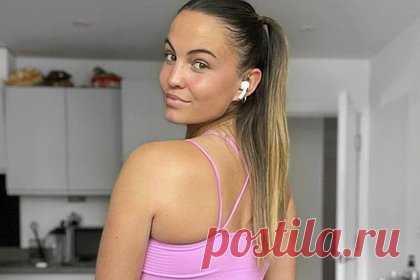 Тренер показала раздутый после рождественских праздников живот. Фитнес-блогерша Молли Ава показала раздутый после празднования Рождества живот. Тренер разместила коллаж, состоящий из двух фото. Так, на первом кадре она предстала перед зрителями в черных лосинах, укороченном топе и с втянутым животом. На втором — юзерша запечатлена в той же одежде, но в расслабленной позе.