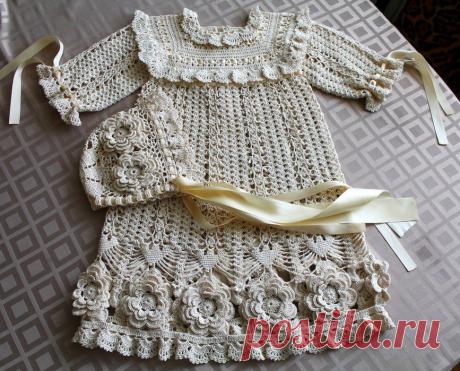 Вязаные детское платье и чепец