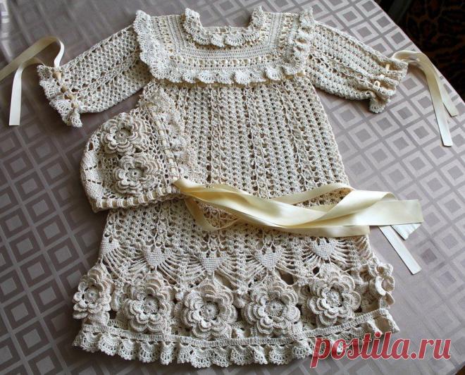 Вязаные детское платье и чепец