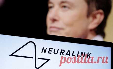 Маск сообщил о вживлении первому человеку нейрочипа Neuralink в мозг. Нейрочип представляет собой нитевидные электроды, которые идут к капсуле-приемнику и через Bluetooth позволяют управлять гаджетами. Проект запустили в 2016-м, ранее исследования работы чипа проводили только на животных