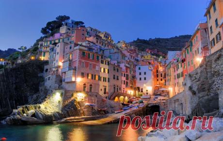 Риомаджоре-Зажатый между двух обрывистых холмов, терассами спускающихся к морю, старинный городок поражает туристов своими разноцветными домами, ровно стоящими на склонах холмов. Каждый дом здесь имеет два выхода: один обращен в сторону моря, а другой расположен с противоположной стороны, выходящей на следующую по уровню улицу. Такое строение позволяло в XVI веке быстро скрыва