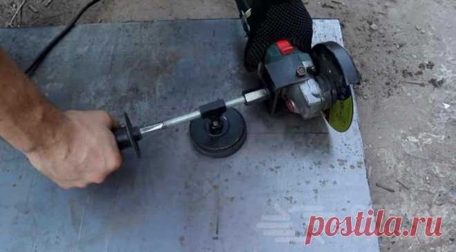 Магнитный «циркуль» для угловой шлифмашинки Вырезать ровное круглое отверстие в листовом металле с помощью болгарки с отрезным диском, удерживая ее в руках, весьма проблематично. У новичка такой