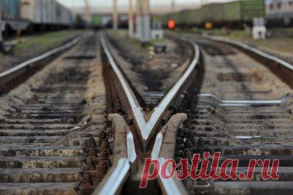 Два поезда столкнулись лоб в лоб в российском регионе. Два поезда столкнулись лоб в лоб в Ульяновской области. Об этом сообщило издание Baza в Telegram-канале. Сведений о пострадавших в российском регионе пока не поступало. Как утверждает издание, столкновение было зафиксировано в районе 962-го километра Куйбышевской железной дороги.