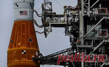 NASA вновь отменило запуск ракеты SLS в рамках лунной программы. Это уже вторая отмена запуска: 29 августа он не состоялся из-за утечки водорода при закачивании топлива, это же стало причиной повторной отмены. Ракета должна была направить на Луну беспилотный комический аппарат Orion