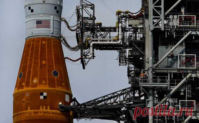 NASA вновь отменило запуск ракеты SLS в рамках лунной программы. Это уже вторая отмена запуска: 29 августа он не состоялся из-за утечки водорода при закачивании топлива, это же стало причиной повторной отмены. Ракета должна была направить на Луну беспилотный комический аппарат Orion