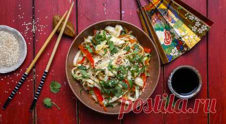 Лапша удон с курицей и овощами. Лапша удон с курицей и овощами стала в последние годы не менее популярным блюдом, чем привычные и, честно говоря, изрядно надоевшие паста, ризотто или салат цезарь. Благодаря тому, что основу блюда – ...