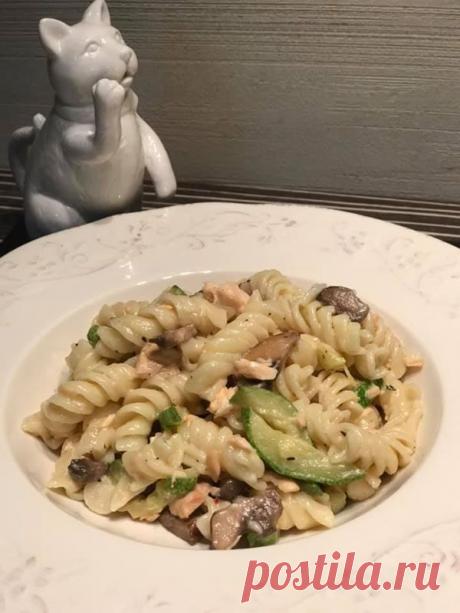 Кабачок -1 шт средний
Шампиньоны 6 шт крупные
Чеснок 4 зубчика крупные
Стейк сёмги 1 крупный ~150 гр
Макароны 1 уп. 500гр
Сливки 33% 200 гр.
Варю макароны.