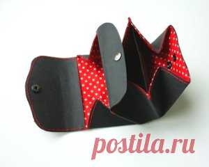 Мастер-класс по шитью кошелька
Источник и больше фото - http://www.handmadiya.com/2015/10/purse-kraft-tex-fabric-tutorial.html
#мастер_класс@vilbagru