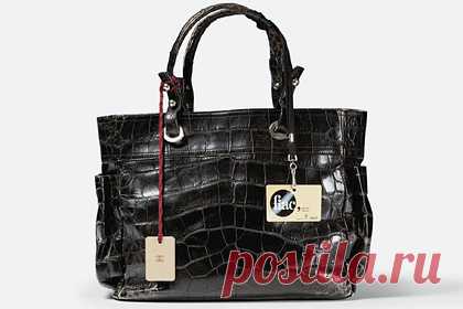 Сумку Chanel из поместья Карла Лагерфельда продали за рекордную цену. На аукционе Sotheby’s в Париже, где были представлены лоты из поместья модельера Карла Лагерфельда, продали сумку Chanel за рекордную цену. Так, речь идет о черной сумке-тоут из кожи крокодила 2010 года, которую Лагерфельд носил почти ежедневно. Ее итоговая стоимость составила 94 500 евро (7,9 миллиона рублей).