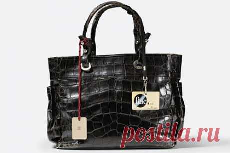 Сумку Chanel из поместья Карла Лагерфельда продали за рекордную цену. На аукционе Sotheby’s в Париже, где были представлены лоты из поместья модельера Карла Лагерфельда, продали сумку Chanel за рекордную цену. Так, речь идет о черной сумке-тоут из кожи крокодила 2010 года, которую Лагерфельд носил почти ежедневно. Ее итоговая стоимость составила 94 500 евро (7,9 миллиона рублей).