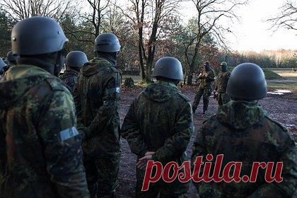 На Украине раскрыли схему выезда военнообязанных за границу. В 2023 году через систему пропуска через границу «Шлях» Украину покинули почти 900 военнообязанных, которые впоследствии не вернулись. Об этом сообщает издание «Украинская правда». По данным журналистов, такое количество мужчин призывного возраста покинули республику только при содействии Волынской ОВА.