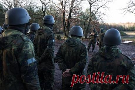 На Украине раскрыли схему выезда военнообязанных за границу. В 2023 году через систему пропуска через границу «Шлях» Украину покинули почти 900 военнообязанных, которые впоследствии не вернулись. Об этом сообщает издание «Украинская правда». По данным журналистов, такое количество мужчин призывного возраста покинули республику только при содействии Волынской ОВА.