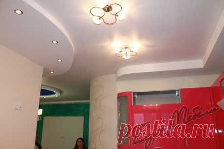 Дизайн потолка современной кухни.