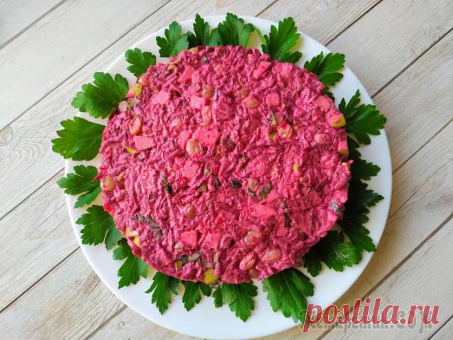 Вкусный салат из свеклы на каждый день! Салат из свеклы на каждый день, рецептом которого сегодня поделюсь, из советского прошлого. Готовится этот салат из самых обычных и привычных продуктов, а нотки сладкого изюма и горчинка грецкого орех...