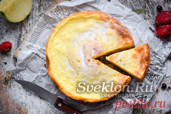 Пирог с яблоками на сметане: вкуснее шарлотки, а готовить легче Рецепт нежного яблочного пирога на сметане, вкуснее шарлотки порадует ваших родных и близких. Готовить его легко и просто, а поможет Вам в этом наш мастер-класс.