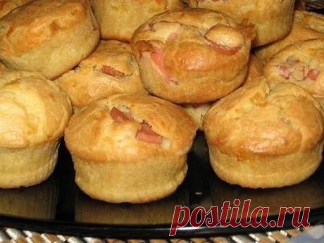 Маффины к завтраку

Ингредиенты:

-сметана -200гр
-разрыхлитель 1 чайная ложка
-мука -250мл
-сыр тёртый -100гр
-масло сливочное или маргарин -100гр
-яйца -3 шт.
-колбаса докторская или ветчина -10гр
-соль,перец, приправы по желанию

Приготовление:

1 взбиваем масло с яйцами, можно просто размешать, если масло мягкое. Яйца добавляем по одному.
Я делала миксером, чтоб быстрее, но уверяю Вас, он здесь совсем не нужен.
2. Добавляем сметану.
3. Всё перемешали, добавили натёртый...