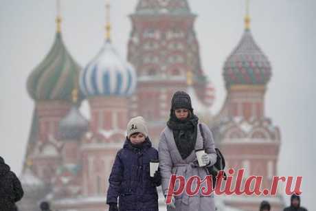 Москвичам пообещали оттепель на выходных. Научный руководитель Гидрометцентра России Роман Вильфанд сообщил, что в пятницу, 24 февраля, в Москве ожидается резкая смена погоды и оттепель. По его словам, уже с трех-четырех утра температура воздуха начнет стремительно повышаться, к выходным он прогреется до плюс двух градусов.