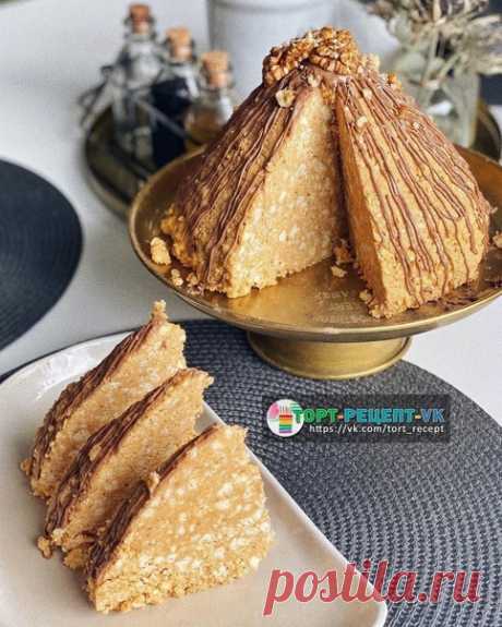 ТОРТ "МУРАВЕЙНИК". 
⠀
Один из моих любимых простых десертов! 

Я не знаю, как вам понравится больше, но я люблю "выдержанный".
Готовлю его обычно за 5 дней до какого-либо праздника и жду пока он заветрится, как следует..) Он становится такой.. ммм. Короче, он как борщ, со временем только лучше. Попробуйте и свежий и после 3-5 дней..)

- Ингредиенты:
⠀
Для теста:
мука 600 гр.,
сливочное масло (мягкое) 180 гр.,
сахар 100 гр.,
сметана 150 гр.,
яйцо 1 шт.,
разрыхлитель 7 гр.,
...