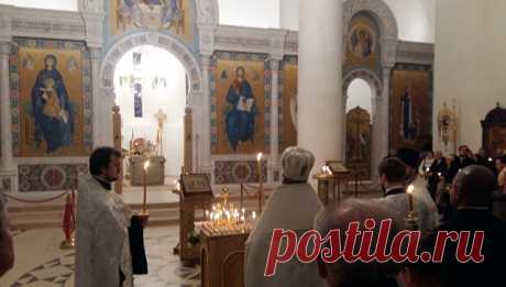 ПАРИЖ, 27 дек — РИА Новости. Панихида по трагически погибшим в авиакатастрофе Ту-154 над Черным морем прошла во вторник вечером в Свято-Троицком кафедральном соборе на набережной Бранли в Париже, передает корреспондент РИА Новости. / © Sputnik/ Gaelle Nicolle  |  В Париже прошла панихида по жертвам крушения Ту-154 | РИА Новости - события в России и мире: темы дня, фото, видео, инфографика, радио