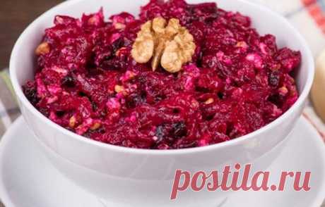 Салат из свеклы с яйцами, огурцом и орехами - рецепт приготовления Салат из свеклы - вкусный и оригинальный. Готовится с огурцами, яйцами и грецкими орехами. Ингредиенты, описание приготовления.