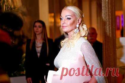 Волочкова раскритиковала работу Собчак и назвала ее нахалкой. Российская балерина Анастасия Волочкова раскритиковала телеведущую Ксению Собчак за работу в интервью. Танцовщица назвала действия журналистки во время разговора позорищем, так как Собчак использовала в интервью скрытые камеры и рылась в ящиках балерины. Саму ведущую Волочкова назвала нахалкой.