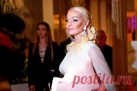 Волочкова раскритиковала работу Собчак и назвала ее нахалкой. Российская балерина Анастасия Волочкова раскритиковала телеведущую Ксению Собчак за работу в интервью. Танцовщица назвала действия журналистки во время разговора позорищем, так как Собчак использовала в интервью скрытые камеры и рылась в ящиках балерины. Саму ведущую Волочкова назвала нахалкой.