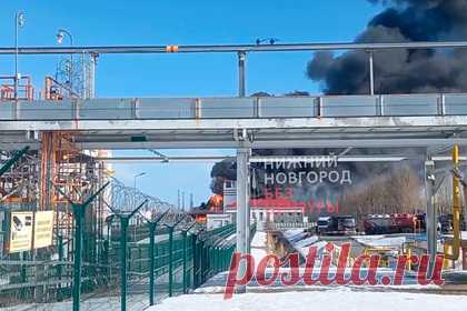 На российской нефтебазе вспыхнул пожар. В городе Кстово Нижегородской области на частной нефтебазе произошел крупный пожар. По предварительным данным, горят семь цистерн. Над ликвидацией последствий ЧП работают 28 человек. МЧС уточняет, что погибших и пострадавших нет. Уточняется также, что нефтебаза входит в структуру «Лукойла».