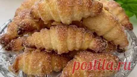 Потрясающе вкусные творожные рoгалики с сахаром.