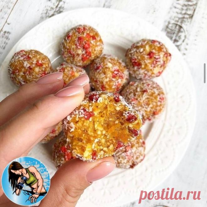 ФИТНЕС - КОНФЕТЫ
Ингредиенты:
- 165 гр миндаля
- 165 гр кураги
- 20 гр кокосовой стружки
- сублимированная клубника
Приготовление:
1. Замочите курагу минут на 10 в кипятке, хорошо промойте и пробейте в чаше блендером до состояния пюре.
2. Отдельно пробейте миндаль до состояния крошки. По желанию вы можете оставить массу с небольшими кусочками миндаля.
3. Пробивайте курагу и миндаль отдельно, так блендеру будет проще справиться с задачей.
4. Соедините курагу, миндаль ...