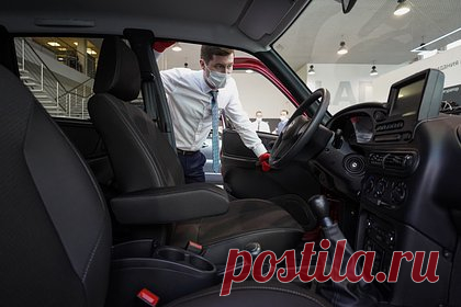 Россияне набрали машины Lada в кредит. Доля выданных автокредитов на отечественные автомобили выросла в четыре раза за 2022 год. Чаще всего россияне брали займы на машины Lada. В целом граждане отдавали предпочтение автокредитам на подержанные автомобили (более 60 процентов выданных ссуд). Спрос был на марки Lada, Kia, Hyundai, Toyota и Volkswagen.