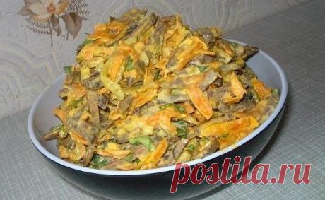 Печеночный салат. 

Ингредиенты: 
- 0,5 кг говяжьей или телячьей печени 
- 2 морковки 
- 2 луковицы 
- 3 средние соленые огурцы (200 г) 
- 1 банка консервированного зеленого горошка 
- соль, перец, майонез по вкусу. 

Приготовление: 
Печень отварить в подсоленной воде, охладить и натереть на крупной терке.Лук порезать четверть кольцами, поджарить на растительном масле до прозрачности, добавить потертую на крупной терке морковь и потушить пока морковь не станет мягче. Снять...