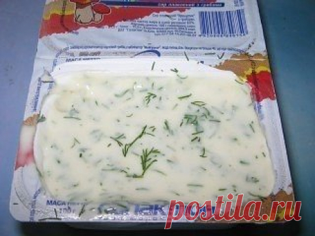 Котлеты в соусе из плавленного сыра 
 
Соус получился очень вкусный, котлетки в нем пропарились и стали мягенькие, ароматненькие! 
Очень вкусно! 
 
Ингредиенты: 
 
500 гр фарша 
1 лук 
1 яйцо 
черствый батон 
сыр плавленный с грибами 
итальянские травы 
зубок чеснока 
укроп 
1 ст ложка муки. 
 
Мясо перекрутить с луком на мясорубку. 
Смешать с яйцом и размоченной булочкой. 
Добавить итальянские травы, соль, перец. 
Мокрыми руками сформировать котлетки, обвалять в муке и обжарить с двух сторон.