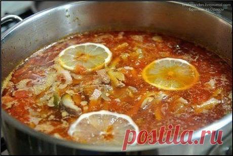 Любимая солянка — самый правильный рецепт! 
Ингредиенты (на 3 л): 
▪ 300 - 500 г говядины 
▪ около 5 видов различных мясных деликатесов общим весом около 300 - 500 гр 
▪ 150 г лука 
▪ 200 г соленых огурцов 
▪ 4 - 5 ст.л. томатной пасты 
▪ 3 ст.л. каперсов 
▪ черный перец 
▪ 3-4 лавровых листа 
▪ растительное масло 
▪ лимон 
▪ зелень 
▪ маслины или оливки 
Способ приготовления: 
1. Ставим варить мя