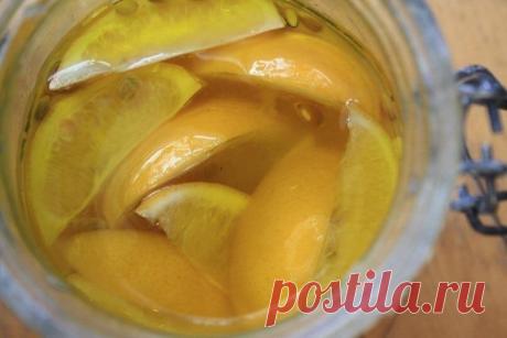 ЗАБЫВАЕМ ПРО ДАВЛЕНИЕ! Самый лучший рецепт!

Взять 10 лимонов средней величины, помыть не сильно горячей водой, дать ей стечь, порезать, как в чай, и все сложить в трехлитровую банку. Затем положить туда 0,5 л меда, 0,5 л сока алоэ, 0,5 л спирта (или коньяка или водки).

Банку закрыть капроновой крышкой и поместить в темное место строго на 40 дней. На 41-й день пить по 1 ст. ложке за полчаса до еды 3 раза в день.

Улучшение наступает на 10-14 день.

После этого проблема ис...