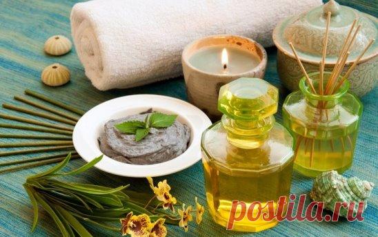 АРОМАРЕЦЕПТЫ
Ароматизация нижнего белья:
1. Ваша одежда и бельё будут благоухать Вашими любимыми ароматами, если Вы добавите 1-3 капли эфирного масла или их сочетания в воду для полоскания или в сушилку для белья.
2. Капните 5-6 капель эфирного масла или аромакомпозиции на ватный шарик. Положите его в маленький полиэтиленовый мешочек, в котором предварительно проделайте несколько дырочек. Положите пакетик в ящик для белья.
✔ Ароматизация постельного белья:
1. В небольшой пульверизатор, напо