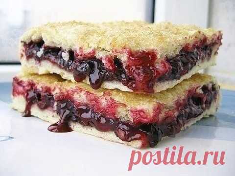 Пирог с черной смородиной