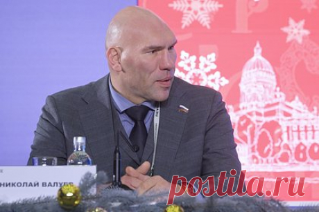 Валуев ответил на заявление Тарасовой о смене фигуристами гражданства. Депутат Госдумы, бывший чемпион мира по боксу Николай Валуев ответил на заявление заслуженного тренера СССР Татьяны Тарасовой о смене российскими фигуристами гражданства. Валуев выступил против того, чтобы поддерживать спортсменов в этом вопросе. «Сейчас смена гражданства играет на руку врагам», — посчитал он.