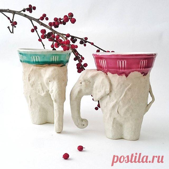 ________________
Чем особенно хороша керамика - так это многообразием декоративных возможностей. 
Вот и в этих слонах сочетаются элементы скульптуры, простой орнамент, цветовое пятно и контраст поверхностей (матовое фактурное покрытие цвета слоновой кости (сами разработали!:)) и яркая прозрачная потечная глазурь).
Семейная слоновья пара в наличии. .
.
.
.
.

#керамика_для_счастливых_людей #colour_side_of_life #керамикаручнойработы #авторскаякерамика
#ceramique #seramica  #...