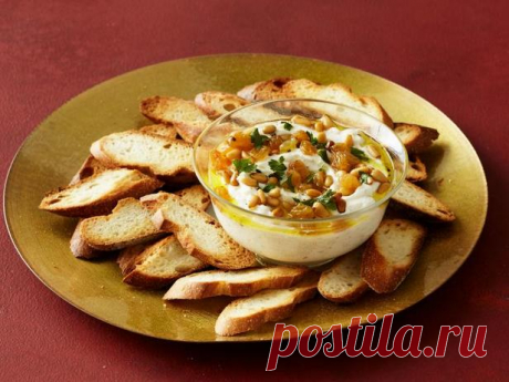 Взбитая рикотта с изюмом и кедровыми орехами - рецепт Если вы ищете новый интересный дип для закусок, то от этого рецепта останетесь в полном восторге. В основе соуса взбитая рикотта, которая отличается нежной