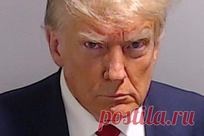 Сын Дональда Трампа выставил на продажу мерч с тюремным фото отца. Дональд Трамп-младший, сын экс-президента США, выставил на продажу мерч с тюремным фото отца. На официальном сайте предпринимателя представлены футболки и кружки со снимком бывшего президента США, который был взят под арест в тюрьме округа Фултон в рамках дела о вмешательстве в выборы в штате Джорджия.