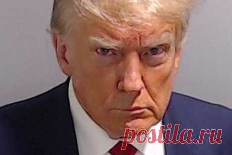 Сын Дональда Трампа выставил на продажу мерч с тюремным фото отца. Дональд Трамп-младший, сын экс-президента США, выставил на продажу мерч с тюремным фото отца. На официальном сайте предпринимателя представлены футболки и кружки со снимком бывшего президента США, который был взят под арест в тюрьме округа Фултон в рамках дела о вмешательстве в выборы в штате Джорджия.