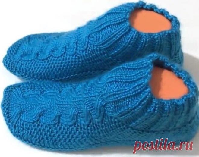 Тапочки - носочки буквально на двух спицах!

Как хочется примерить эти уютные вязанные тапочки, связанные спицами и украшенные вязанными цветочками. Связать их вполне просто, схемы вязания подходят для начинающих рукодельниц. Тапочки связаны спицами №4.

Тапочки вяжутся на двух спицах, начиная с подошвы.
Размер тапочки 23 см. по длине.
Плотность вязания: 20 петель на 20 рядов - образец 10*10 см.

Подошва:

Набрать 26 петель
1 ряд : вязать все петли лицевыми, в начале и в к...