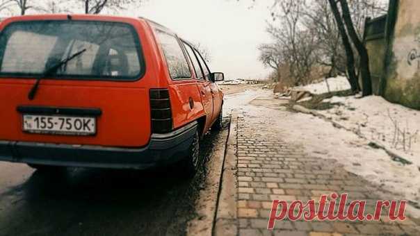 Продам опелек, мотор 1. 3, как часы заводится с пол тычка в любую погоду, расход 7 литров, масло не ест, для своего объема довольно шустрая, залито новое масло и антифриз, новые тормозные колодки, кузов универсал, не гнилой, 1. 5 года назад был полный капремонт вместе с покраской, багажник очень вместительный, сидушки задние складываются, резина стоит зимняя 80 процентов остатка, стоят родные опелевские диски, родные заводские стекла, магнитофон, 4 динамика, сигнализация, ...