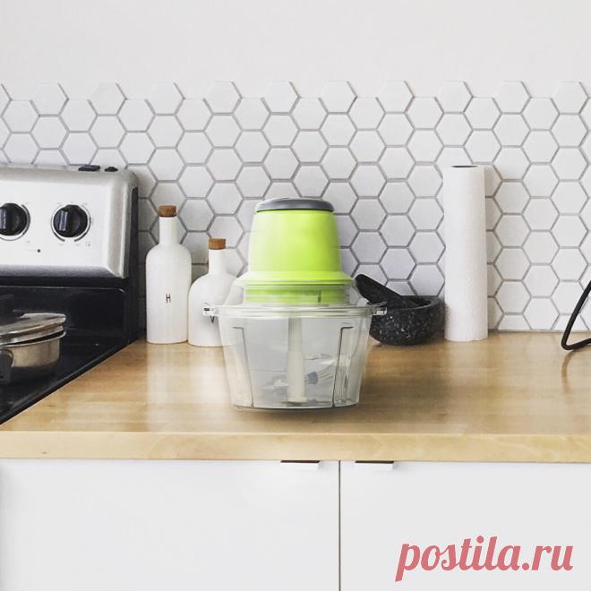 Ножи, мясорубки, блендеры отходят на задний план с появлением измельчителя "Молния".  И цвета красивые, и ошметки по всей кухне собирать не придется^^