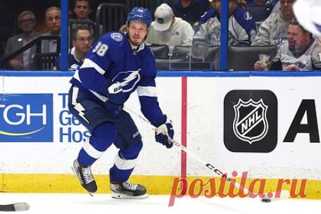 Гол и передача российских игроков помогли «Тампе» победить в матче НХЛ. «Тампа» разгромила «Колорадо» со счетом 5:0 в матче НХЛ. Одержать победу команде помогли гол российского защитника Михаила Сергачева и передача форварда Никиты Кучерова. Российский голкипер клуба Андрей Василевский отразил 30 бросков и оформил первый шатаут в сезоне. Его признали первой звездой встречи.