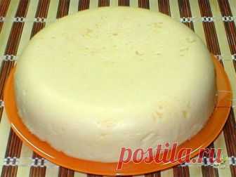 Сулугуни домашнего приготовления. Самый вкусный сыр, теперь готовлю его сама 
Ингредиенты: 
- 1 л. молока
- 200 мл. сметаны 
- 3 яйца 
- 1 ст. л. соли 
Приготовление: 
Молоко закипятить и добавить соль. 
Сметану смешать с яйцами. 
Выливаем сметанную смесь в молоко и аккуратно не спеша перемешиваем. 
Кипятим в течение 3-4 минут. 
Выливаем на сито и ставим гнет. 
Приятного аппетита!