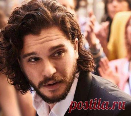 Звезды "Игры престолов" отмечают годовщину свадьбы: лучшие фото Кита Харингтона и Роуз Лесли