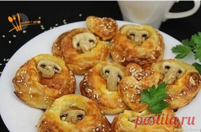 ​Закусочные слойки с сыром и шампиньонами Тесто слоёное дрожжевое - 500 гСыр твёрдый - 100 гШампиньоны свежие - 8 шт.Майонез - 30 гЯйцо (только желток) - 1 шт.Кунжут белый - 1 ст. ложкаПерец чёрный свежемолотый - по вкусуМука (для работы с тестом) - 1 ст. ложкаПодготавливаем все необходимые продукты.Вместо слоёного дрожжевого...