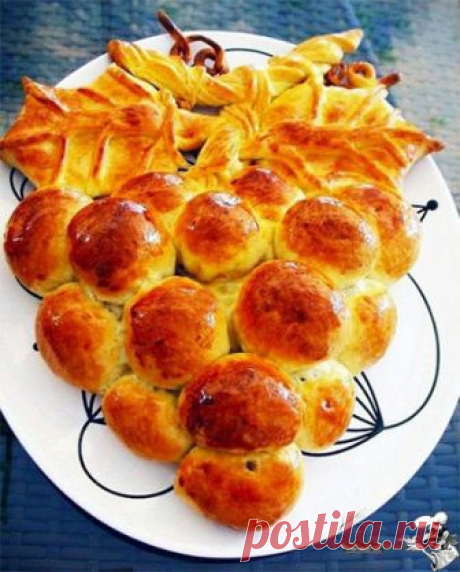 "Хрущевское" тесто

В кулинарных кругах такое тесто имеет статус легендарного. Повариха Анна Дышкант стряпала из него пирожки Хрущеву и другим членам Политбюро. 
Позже это тесто описал в одной из своих кулинарных книг известный советский кулинар, популяризатор хорошей еды Вильям Похлебкин. В его версии оно называется «кулебячным». Но в тетрадках с рецептами советских хозяек оно значилось под названием «хрущевского» или «правильного теста для пирогов».
Над этим тестом не на...